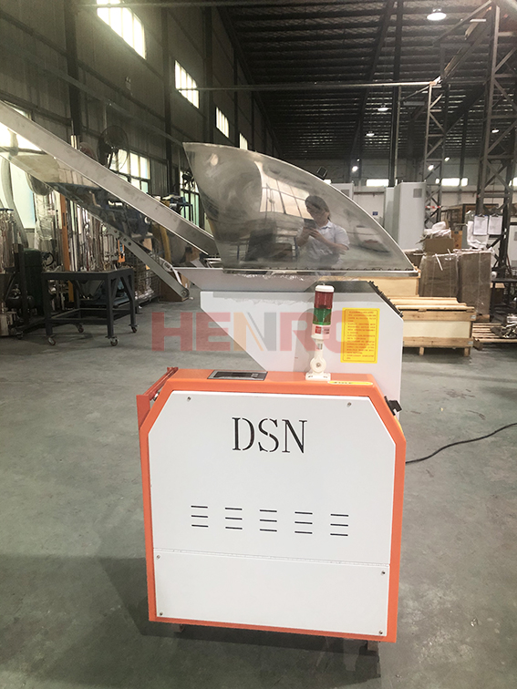 工業(yè)原料再生的關(guān)鍵設(shè)備:塑料粉碎機(jī)